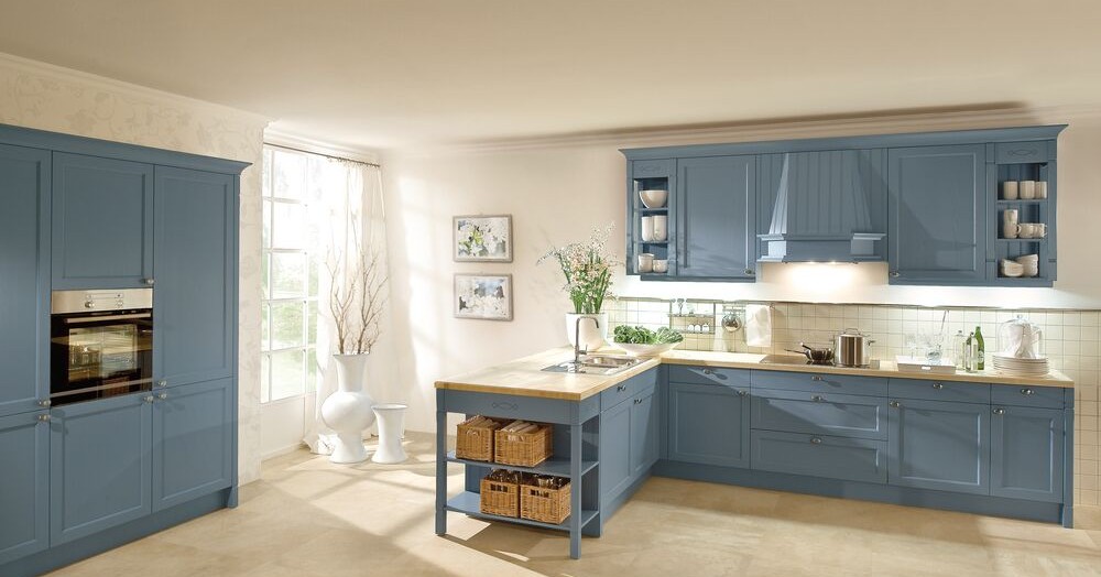 Aufgebaute blaue Landhausküche in L-Form