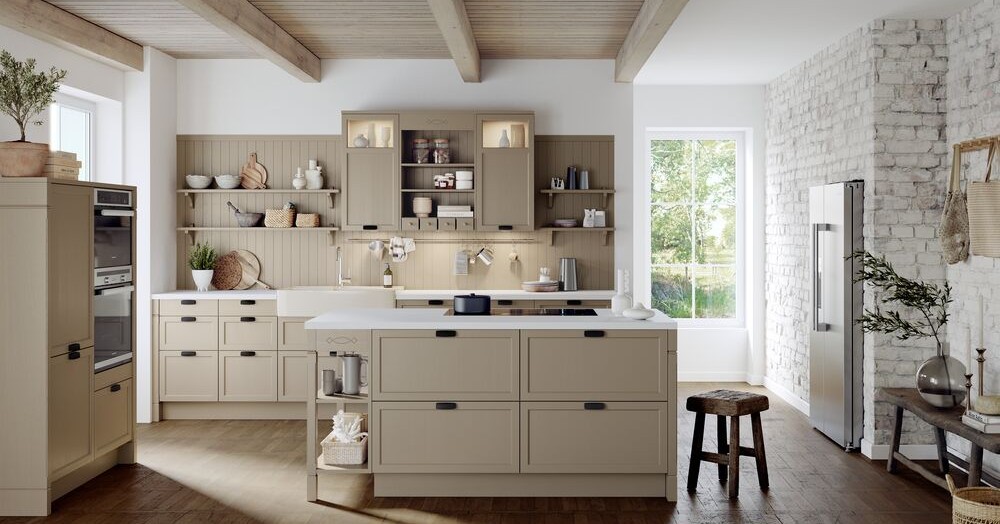 Beige Landhausküche mit Kücheninsel