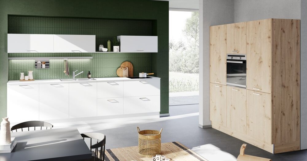 Weiße Einbauküche mit Hochschrank in Eiche